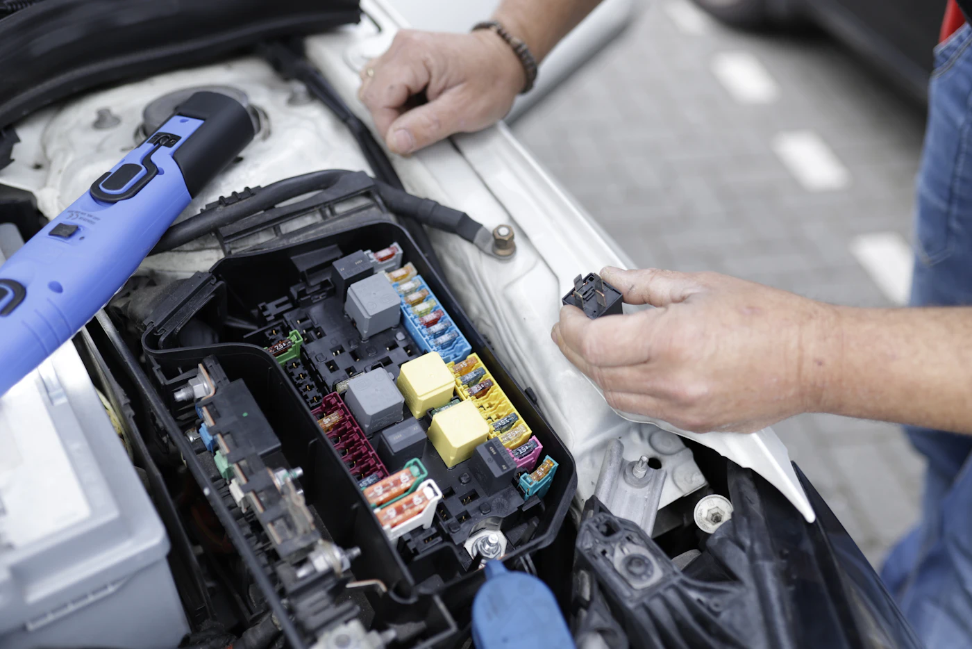 Rankos tikrina automobilio elektros blokus